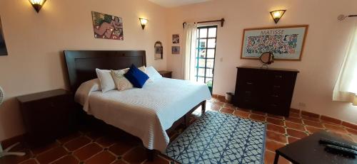 sypialnia z łóżkiem w pokoju z oknem w obiekcie Casa Frida B&B w mieście San Miguel de Allende