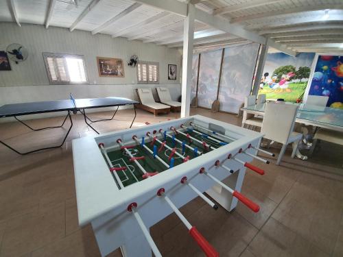 uma sala com uma grande mesa de matraquilhos em Pousada do Primo em Capão da Canoa