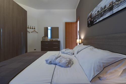 una camera da letto con un letto e asciugamani di Rhum13 a Lecco