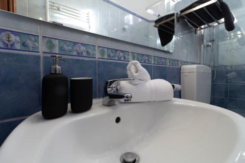 un bagno con lavandino e distributore di asciugamani di Rhum13 a Lecco