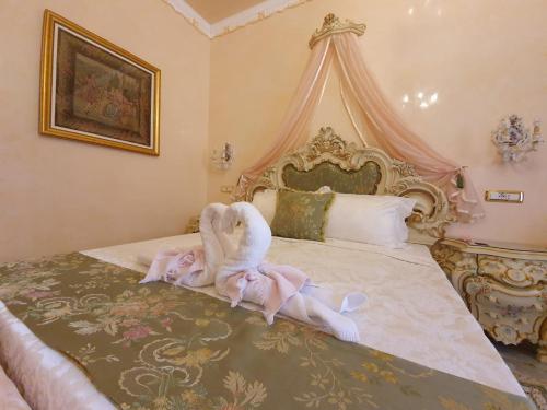 Un dormitorio con una cama con dos cisnes. en FD Luxury rooms en Verona