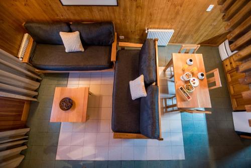 vistas panorámicas a una sala de estar con sofá y mesa en Apart Hotel Naum en San Martín de los Andes