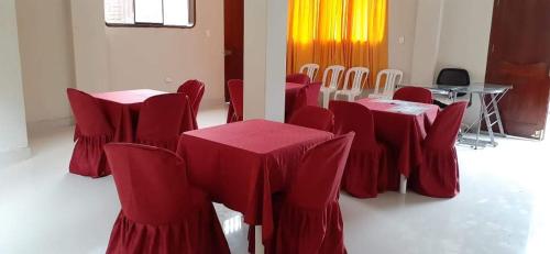 una habitación con mesas y sillas con manteles rojos en Puente de Gocta, en Cocachimba