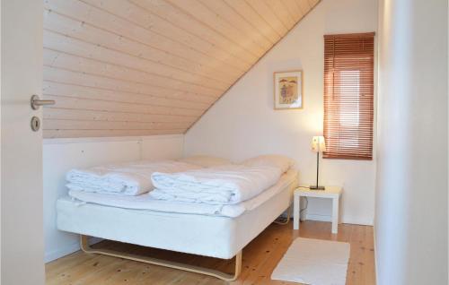 Posto letto in camera con soffitto in legno. di Cozy Home In Harbore With House A Panoramic View a Harboør