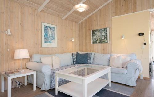 un soggiorno con un divano e un tavolo di Holiday Home Moreavej a Blokhus