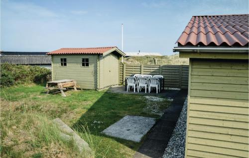 a table and chairs in the backyard of a house at Klitper in Lønstrup