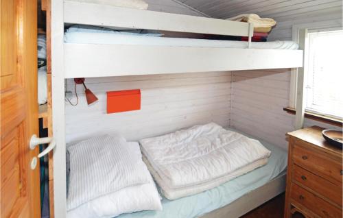 a room with two bunk beds in a room at Klitper in Lønstrup
