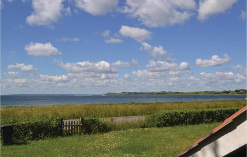 Blick auf einen Wasserkörper mit einer Bank in der Unterkunft Holiday Home Særbækvej Knebel X in Knebel