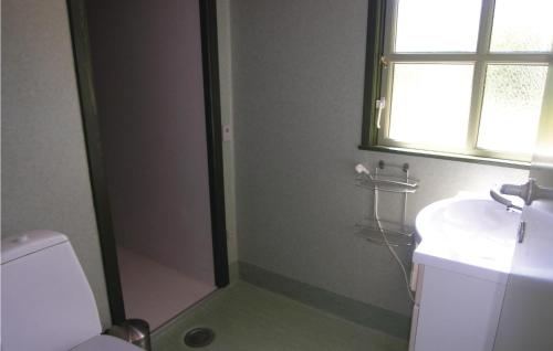 ArnagerにあるSorbusのバスルーム(トイレ、洗面台付)、窓が備わります。