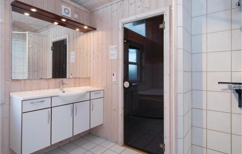 ロッケンにあるNice Home In Lkken With 3 Bedrooms And Saunaのバスルーム(洗面台、鏡付)