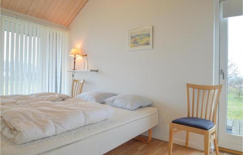 Säng eller sängar i ett rum på Nice Home In Brovst With Kitchen