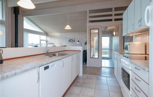 Η κουζίνα ή μικρή κουζίνα στο Holiday Home Lars Jensens Vej