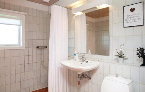bagno con lavandino, servizi igienici e specchio di 2 Bedroom Beautiful Home In Pandrup a Rødhus
