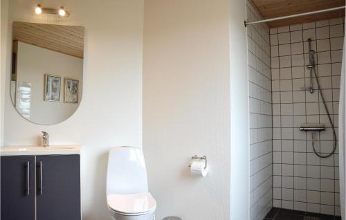 Ένα μπάνιο στο Cozy Home In Ulfborg With Kitchen