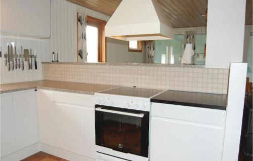 Kuchyň nebo kuchyňský kout v ubytování 5 Bedroom Pet Friendly Home In Vggerlse