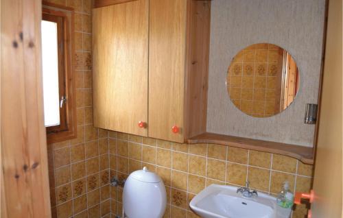 bagno con lavandino, servizi igienici e specchio di Nice Home In lbk With 2 Bedrooms ad Ålbæk