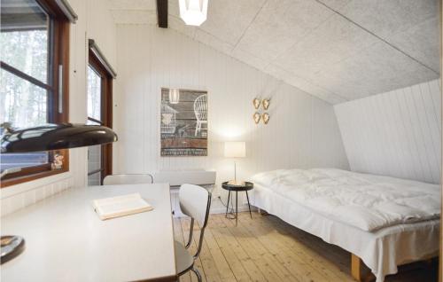 1 dormitorio con 1 cama, mesa y sillas en 3 Bedroom Awesome Home In Rm en Kongsmark