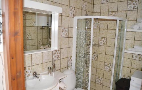 ein Bad mit einem WC, einem Waschbecken und einer Dusche in der Unterkunft 1 Bedroom Lovely Home In Skagen in Skagen