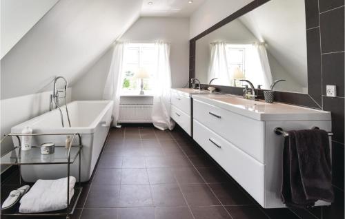 y baño con bañera, lavamanos y bañera. en Gorgeous Home In rbk With Wifi, en Ørbæk