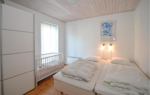 Bøtø ByにあるNice Home In Vggerlse With 3 Bedrooms, Sauna And Wifiの白いベッドルーム(ベッド1台、窓付)
