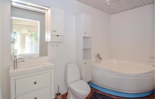 Kupatilo u objektu Nice Home In Vggerlse With 3 Bedrooms, Sauna And Wifi