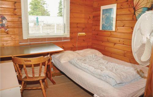 Cette chambre comprend un lit, un bureau et une chaise. dans l'établissement Beautiful Home In Broager With 3 Bedrooms, à Broager