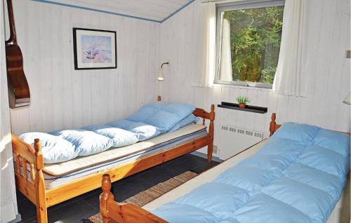 2 Betten in einem Zimmer mit Fenster in der Unterkunft 4 Bedroom Awesome Home In Tim in Tim