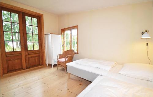 - une chambre avec deux lits et une chaise dans l'établissement 2 Bedroom Amazing Home In Faxe, à Faxe