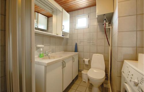 uma casa de banho branca com um WC e um lavatório em Lovely Home In Hejls With Wifi em Hejls