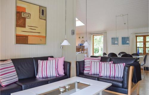Posezení v ubytování Holiday Home Juelsminde With Fireplace 7