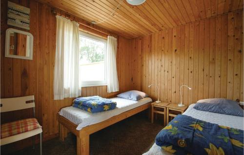 um quarto com 2 camas num chalé de madeira em Lovely Home In Hejls With Wifi em Hejls