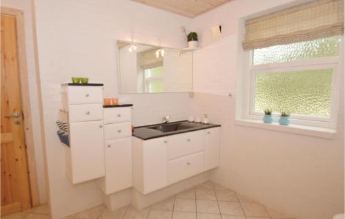 Кухня або міні-кухня у Stunning Home In Blvand With 4 Bedrooms, Sauna And Wifi
