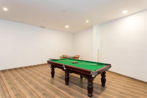 Una mesa de billar en Monsoon Grande