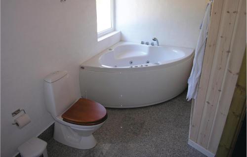 y baño con bañera, aseo y lavamanos. en 3 Bedroom Gorgeous Home In Vestervig en Vestervig