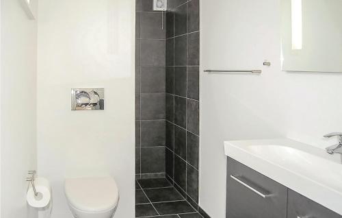 y baño con ducha, aseo y lavamanos. en Awesome Home In Hejls With Kitchen, en Hejls
