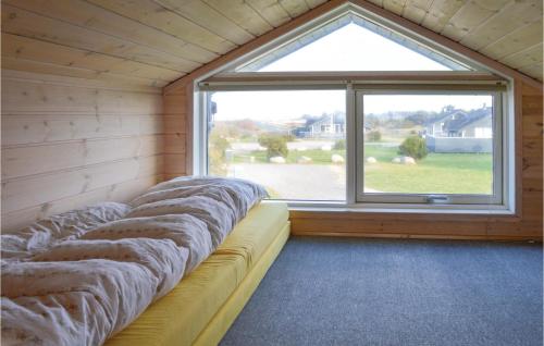 スナーヴィグにあるSndervig Feriebyの窓の前にソファが備わる客室です。
