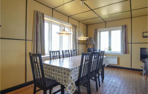 Μια τηλεόραση ή/και κέντρο ψυχαγωγίας στο Four-Bedroom Holiday Home In Frostrup