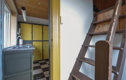 FrøstrupにあるBeautiful Home In Frstrup With 4 Bedrooms And Saunaの洗面台の隣にはしご付きのバスルーム、キッチンが備わります。