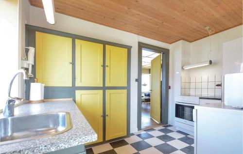 Η κουζίνα ή μικρή κουζίνα στο Four-Bedroom Holiday Home In Frostrup