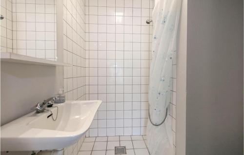 uma casa de banho branca com um lavatório e um chuveiro em Lovely Apartment In Allinge With Wifi em Allinge