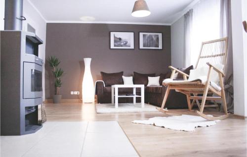 - un salon avec un canapé et des chaises dans l'établissement Gorgeous Home In Grobreitenbach Ot With Kitchen, à Herschdorf