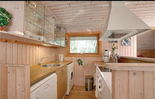 cocina con fregadero y encimera en Stunning Home In Nex With Wifi, en Spidsegård