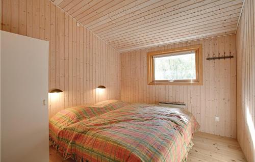 SpidsegårdにあるStunning Home In Nex With 3 Bedrooms And Wifiの窓付きの部屋にベッド付きのベッドルーム1室があります。