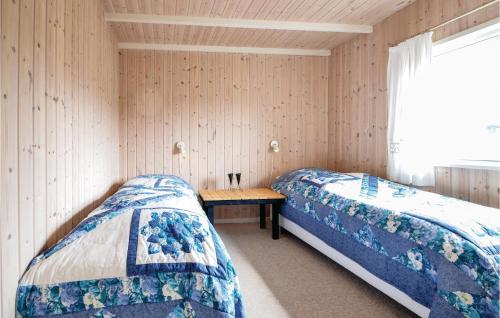 Vinderupにある3 Bedroom Amazing Home In Vinderupのベッドルーム1室(ベッド2台、木製テーブル付)