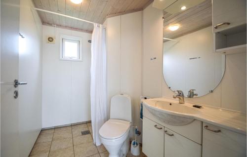 スキャビックにあるSkrbk Fritidscenterのバスルーム(トイレ、洗面台、鏡付)