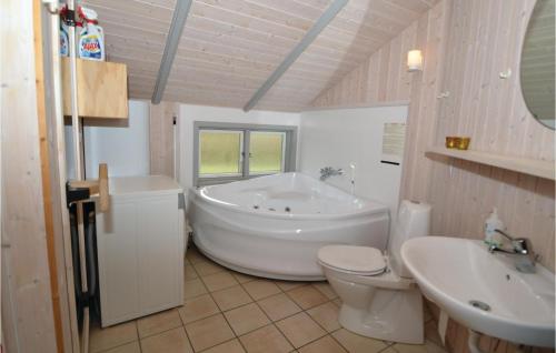 Et badeværelse på Beautiful Home In Hemmet With 3 Bedrooms, Sauna And Wifi