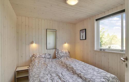 FjellerupにあるStunning Home In Glesborg With 8 Bedrooms, Sauna And Wifiの窓付きの部屋にベッド付きのベッドルーム1室があります。