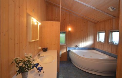Koupelna v ubytování Lovely Home In Vggerlse With Kitchen