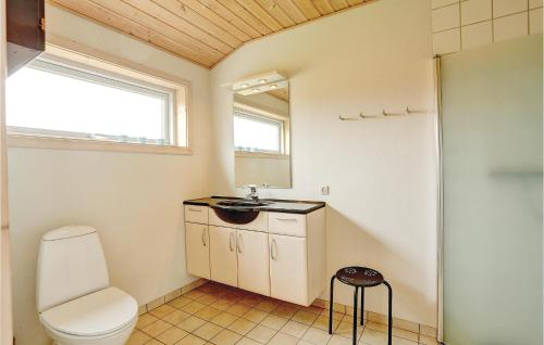 łazienka z toaletą i umywalką w obiekcie Havblik w mieście Arnager