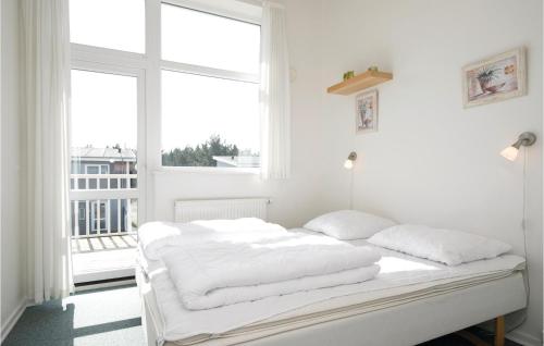 Postelja oz. postelje v sobi nastanitve Nice Apartment In Lkken With 4 Bedrooms, Sauna And Wifi
